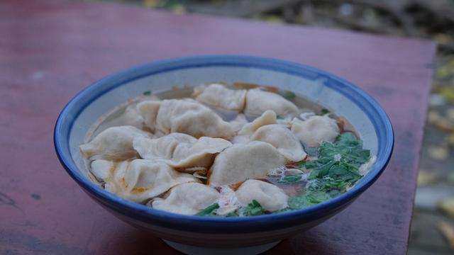 想吃芋头饺子不用去饭店，教你自己在家做，爽滑可口又劲道美味