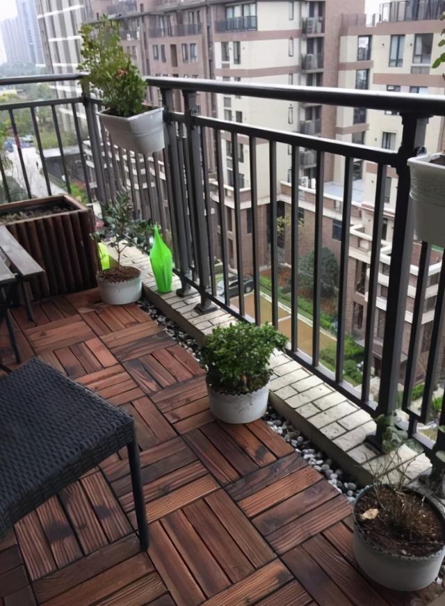 你家的阳台别就知道瓷砖，用鹅卵石搭配防腐木，效果更时尚