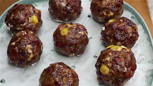 红豆不要炒豆沙了，教你一道水晶杂粮包，软糯香甜，好吃不胖