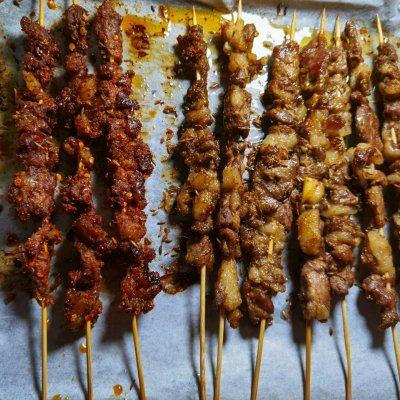 简单易做的#家庭烤箱版羊肉串#，让人吃了还想吃