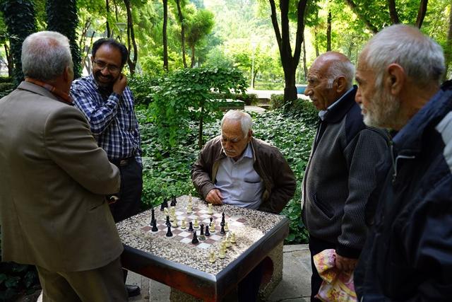 下棋的老人,有一种说法是国际象棋起源于伊朗