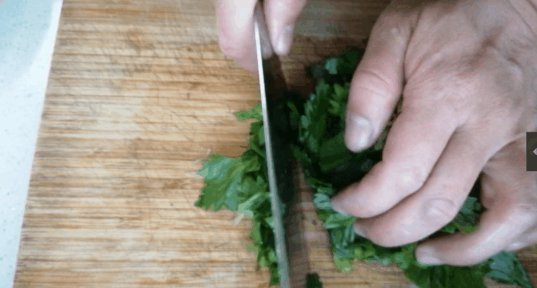 芹菜叶千万别再扔了，搭配2块钱食材，就能做出美味小凉菜