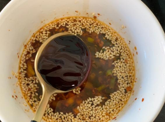 豆腐皮这样做，大人小孩都爱吃，简单好做，麻辣鲜香吃不够