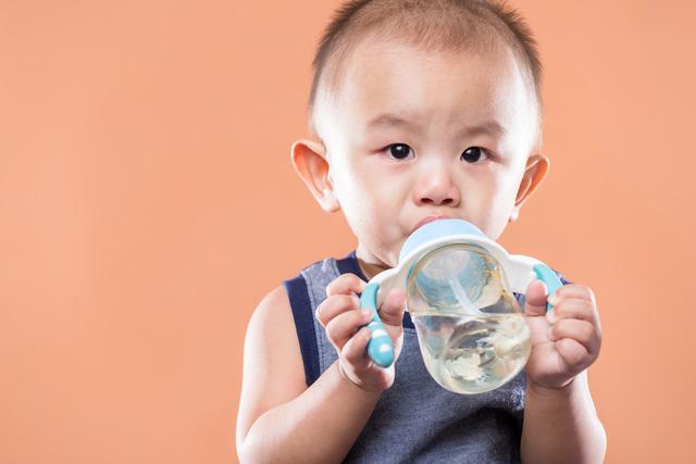 「超级宝妈」你还在给婴儿喂水？育儿路上这个坑，新妈妈必须了解下