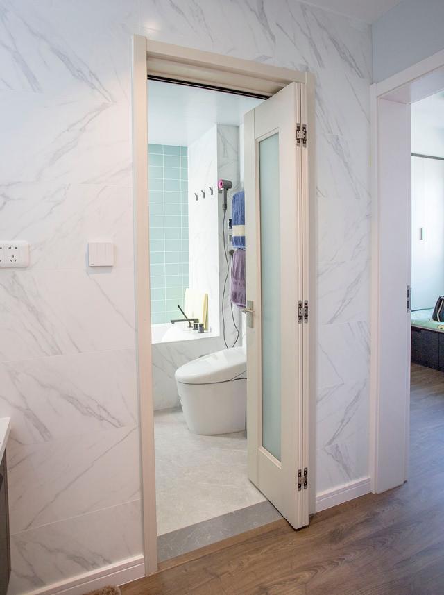 103m2堪称收纳满分典范，飘窗、榻榻米和全屋定制柜，储物大5倍