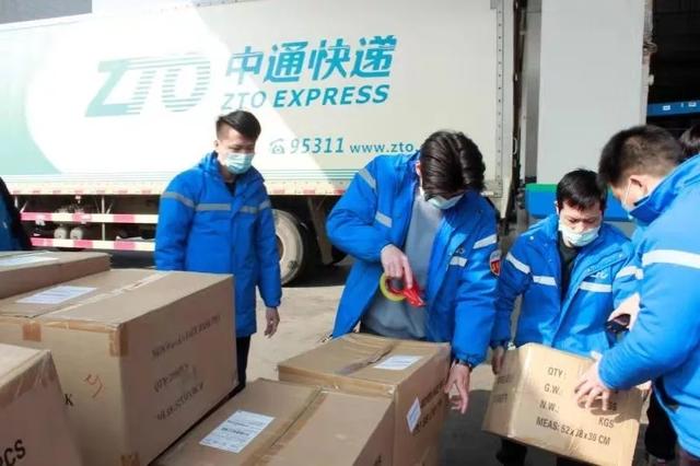#新华网客户端#马不停蹄，邮政、快递又送达一批“战疫”物资