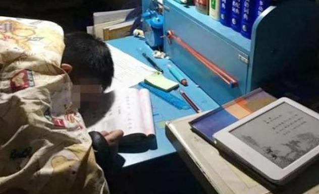 「超级宝妈」宝妈在群里抱怨孩子作业多，老师发了一张照片后，家长不吭声了