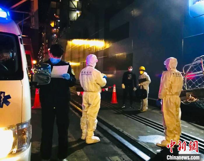 中国新闻网客户端■船员病急需救助 洋山边检签发紧急类临时入境许可