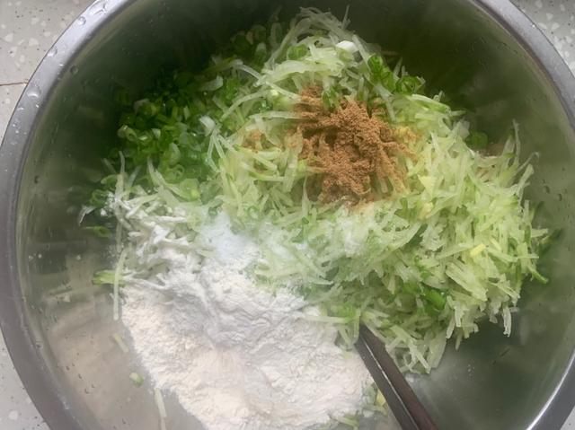 炸萝卜丸子，加面粉还是淀粉？都不对，教你做法，外酥里嫩不回软