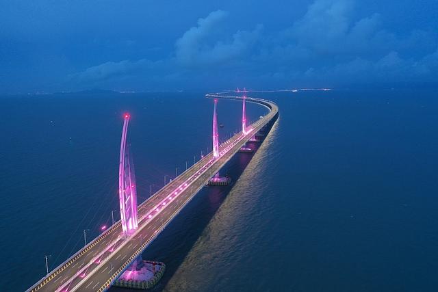 广东珠海:港珠澳大桥海豚三塔夜景美如画