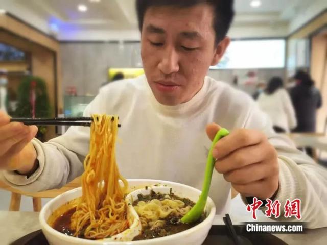 「中央媒体看甘肃」兰州鸳鸯牛肉拉面“出道”，网友：牛肉面都出鸳鸯碗了，你却还是一个人