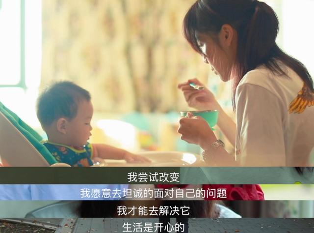 “娃都不喂就自己先吃饭，你太自私”，妈妈更爱自己，就有罪吗？