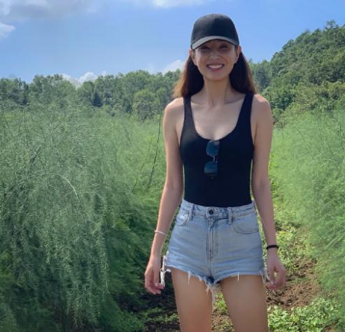 原味哆啦|郑希怡为参加《乘风破浪》减重40斤，看到她的腿后，杨幂都要自卑