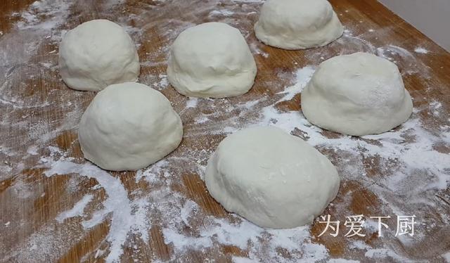 我家烧饼就爱这样做，锅里烙一烙，个个柔软劲道，比吃南瓜饼还香