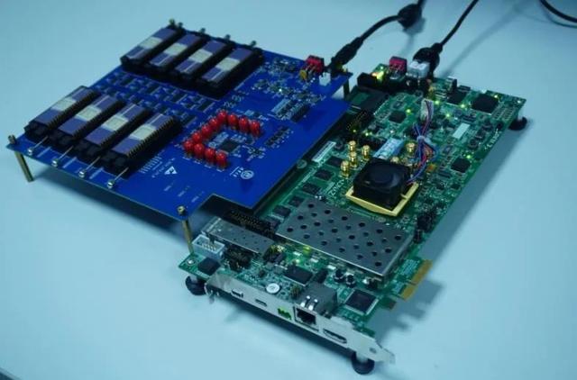 「科技日报」清华团队研制出全球首款多阵列忆阻器存算一体系统