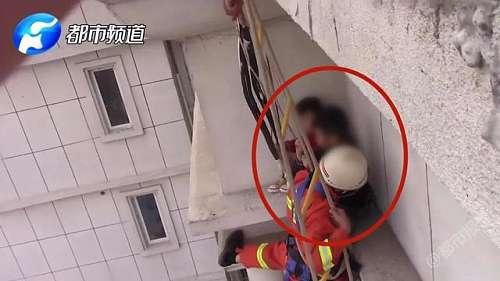 「超级宝妈」因风大，孩子差点被“刮”没！@家长 你可长点儿心吧