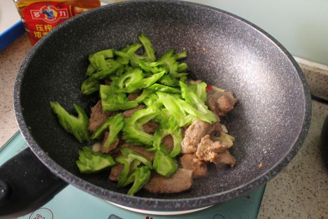 凉瓜炒牛肉：好吃不上火，味道一级棒