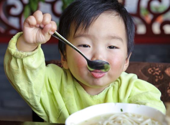 孩子积食时，多有3种表现，提醒各位家长：哪怕占一个，也要调理