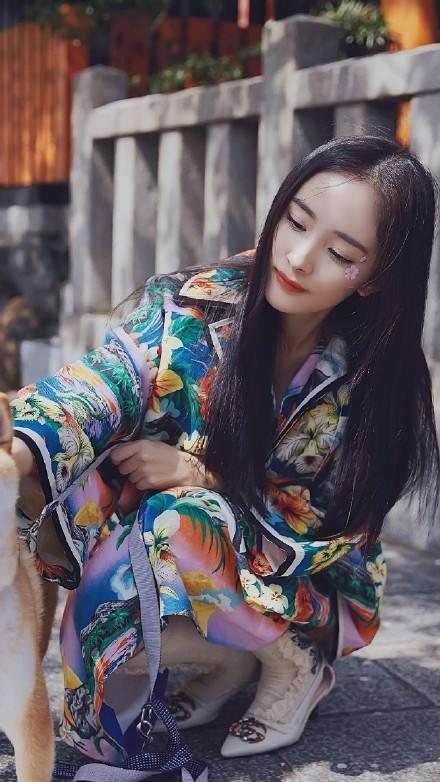 瓶的盖儿|杨幂虽照朴素，但也迷人