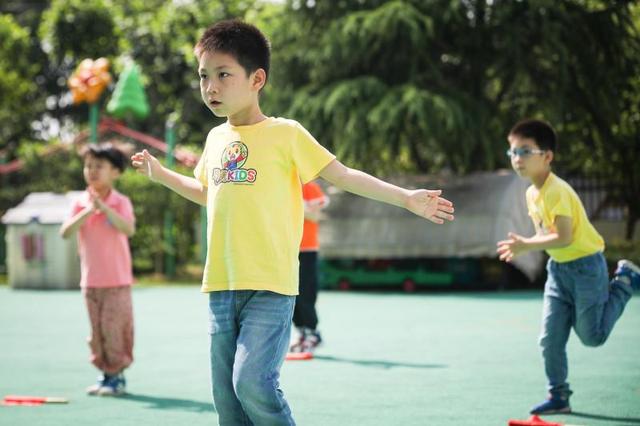 上观新闻|入园摘下口罩，设立临时隔离教室，上海最小一批学生返校复学……