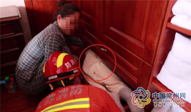 #中国江苏网#俩孩子在家“躲猫猫”头被卡衣柜大呼救命