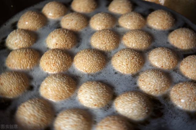 炸麻团为啥鼓不起来？教你2个小技巧，酥脆软糯，个个空心不塌陷