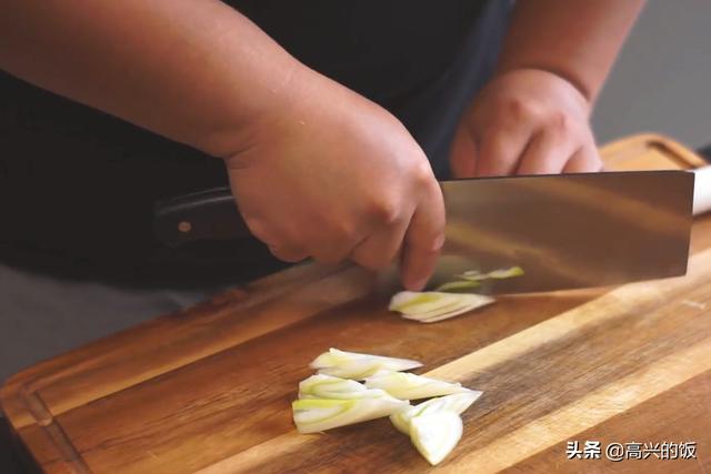 正宗的葱爆羊肉做法，大厨教你家常小技巧，好吃不出汤，步骤详细