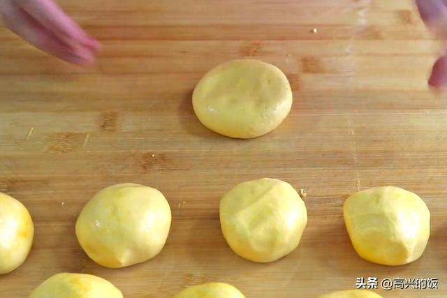 烙南瓜饼，用面粉还是糯米粉？其实都不对，用这个方法，凉了不硬