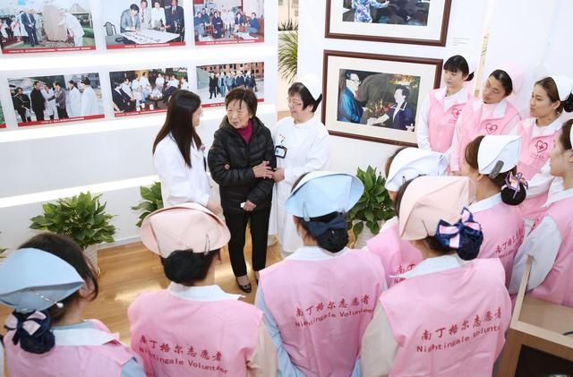 南丁格尔|“没有爱心，笑容不会走心”，90岁“南丁格尔”奖获得者对话90后护理人