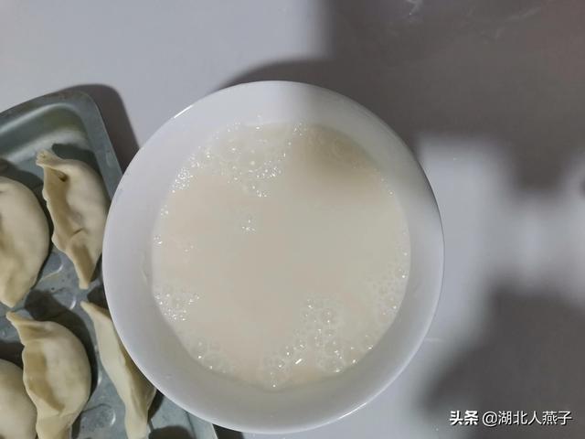 做煎饺有人先倒油，有人先加水？老师傅：都不对，这才是正确方法