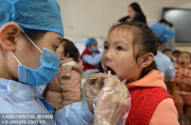 含氟|担心中毒不敢给孩子用涂氟牙膏？做到这些无需担忧