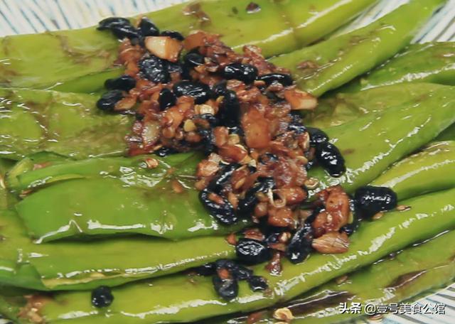 虎皮青椒这样做才好吃，加入豆豉简单炒制，鲜香入味，家人都爱吃
