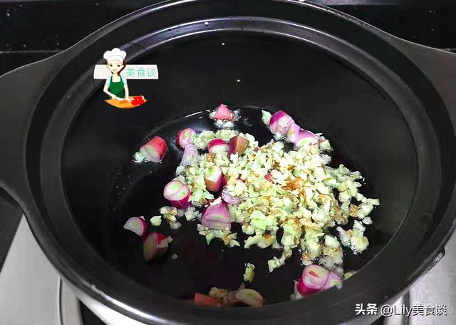 冬天，这道沙姜鸡煲记得给家人吃，营养好吃不上火，温暖过寒冬