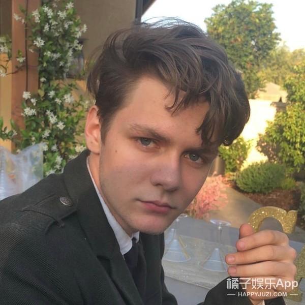 原味哆啦|还记得《钢铁侠3》里救下Tony的男孩吗，他现在长这样