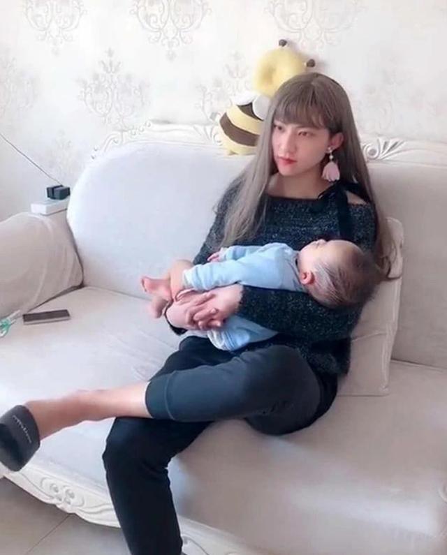 你的育儿经■宝爸“男扮女装”，化妆成“妈妈”哄娃睡觉，网友：心动的感觉