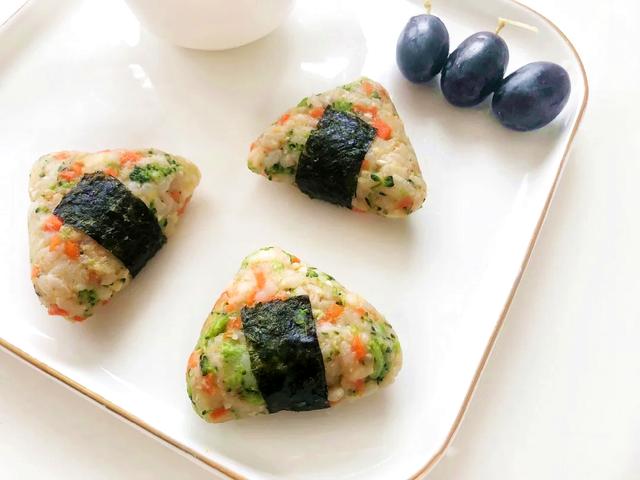 超级宝妈■10月+宝宝辅食——鲜虾土豆泥时蔬肉松饭团