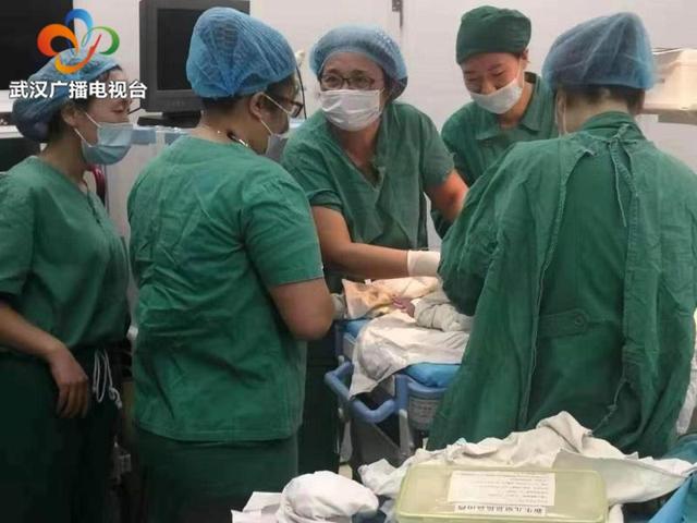 「你的育儿经」产妇突发脐带脱垂 胎儿命悬一线 医护高效接力8分钟“抢”回宝宝