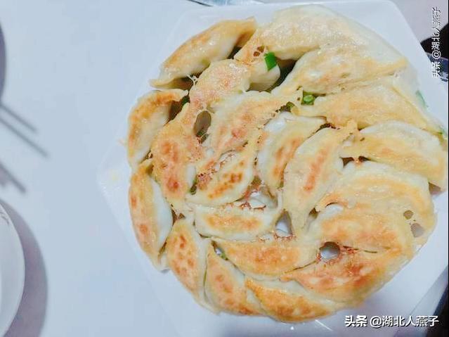 做煎饺有人先倒油，有人先加水？老师傅：都不对，这才是正确方法