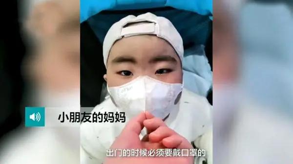 新民晚报：一岁半萌娃“教科书式”吃饼干，咬一口马上戴好口罩！原因让人心疼