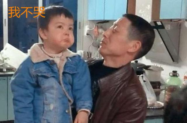 「超级宝妈」“妈妈你为什么抱姐姐”弟弟委屈忍泪，爸爸抱被无视，网友：醋王