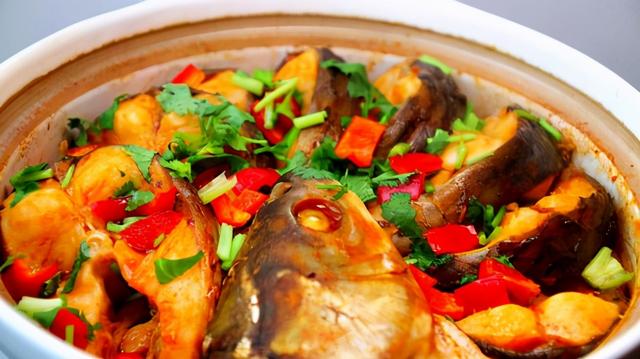 草鱼怎么做才好吃？这样一次炖一锅不嫌多，出锅后连汤汁都不剩