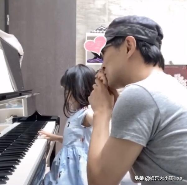 退场|女儿弹钢琴章子怡掌镜，汪峰手把手教女儿弹琴，为默契竖大拇指