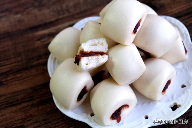 用豆沙和面粉蒸一盘豆沙卷，早餐吃它最美味，一口一个又香又甜