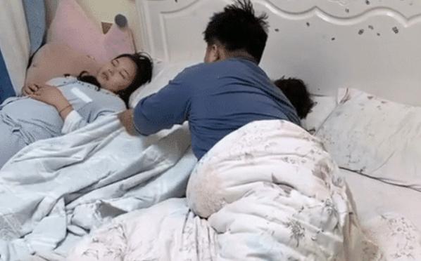 「你的育儿经」爸爸起身为老婆孩子盖被子，最后随手敷衍一“扔”，也是亮了