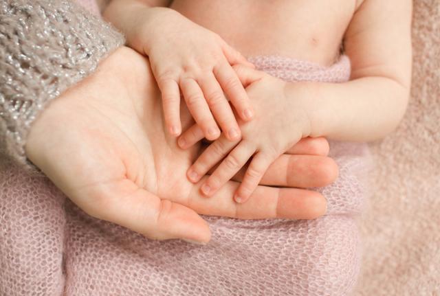 「你的育儿经」孩子指甲上的白点、月牙代表什么？这才是我听过最科学的解释~