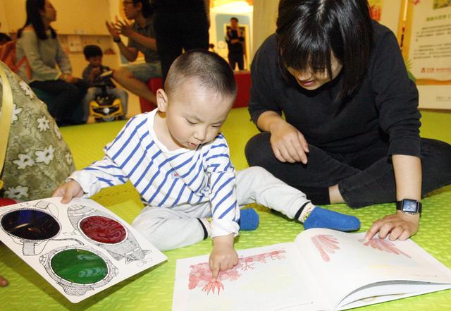 孩子能不能看电视？为了孩子专注力着想，专家建议坚持到这一年纪