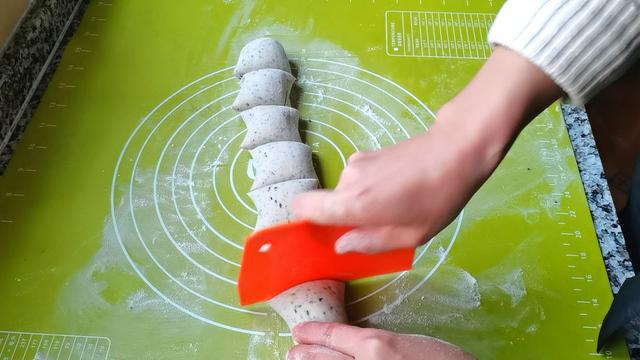 黑芝麻和面粉这样做，好吃营养还丰富，老少皆宜，制作还简单