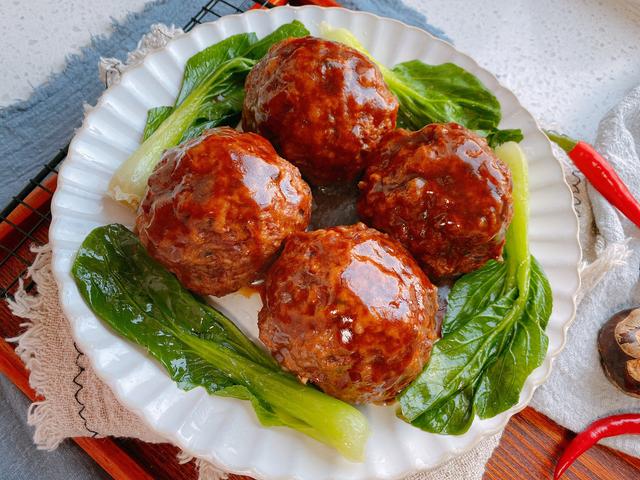 年夜饭必备的四喜丸子，寓意福禄寿喜，家庭做法更简单，肉香四溢