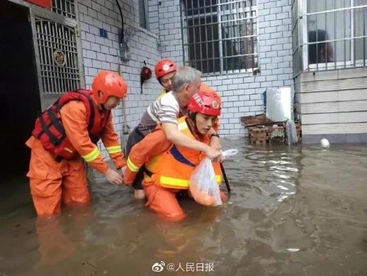 国民帅比|22岁准妈妈生孩子，产房外却来了4个爸爸，网友：眼泪止不住地流