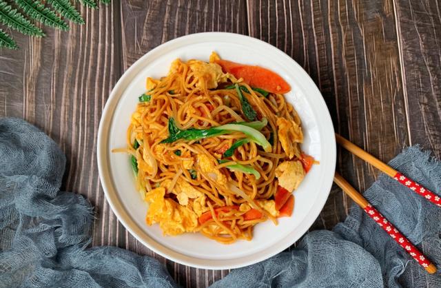 蔬菜放久了不知道怎么处理？试一试这个杂蔬炒面，饭菜一锅出